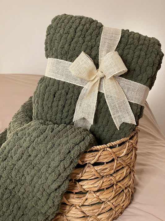 earthy pine forest green chunky blanket | home design